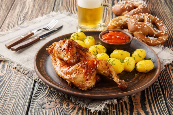 감자와 곁들인 반쯤구운 닭고기는 위에서 맥주와 프레첼 내놓았다 Horizonta — 스톡 사진
