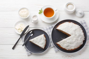Avustralya ve Yeni Zelanda 'da popüler olan klasik Boston çöreği, ahşap bir masada çay eşliğinde servis edilir. Yukarıdan yatay üst görünüm