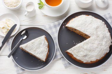 Boston çöreği hamurdan fırınlanmış patates püresi üzerine kalın ve kabarık bir krema. Yukarıdan yatay üst görünüm