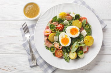 Patatesli, domatesli, pastırmalı, roka, kabak peynirli, peynirli ve masada soslu salata. Yukarıdan yatay üst görünüm