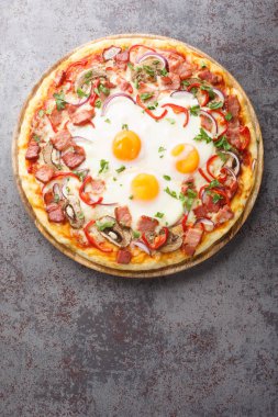 Masadaki tahta tahtaya yakın plan jambonlu ve yumurtalı geleneksel Avustralya pizzası. Yukarıdan dikey üst görünüm