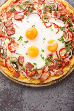 Barbekü soslu, mozzarella peynirli, pastırmalı, yumurtalı, biberli ve mantarlı bir pizza. Yukarıdan dikey üst görünüm