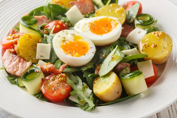 Zelfgemaakte Salade Met Groenten Spek Kaas Zachtgekookte Eieren Gekruid Met — Stockfoto
