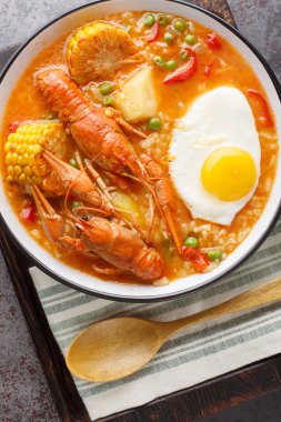 Domatesli kerevit çorbası, mısır, biber, patates, yeşil bezelye ve yumurta yakın plan. Yukarıdan dikey üst görünüm