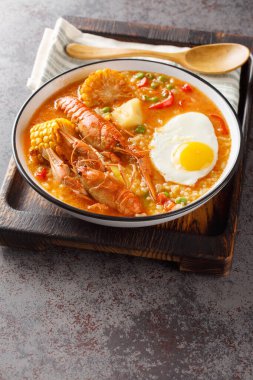 Masadaki tahta tahtaya yakın plan Peru çorbası ve kerevit ve sebze. Dikey