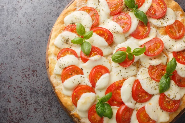 Caprese Pizza Topped Mozzarella Tomatoes Basil Little Salt Pepper Drizzle — Stock Photo, Image
