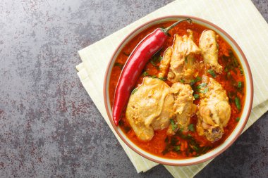 Körili tavuk, kavrulmuş soğan ve hindistan cevizi. Masanın üzerindeki kaseye yakın plan. Yukarıdan yatay üst görünüm