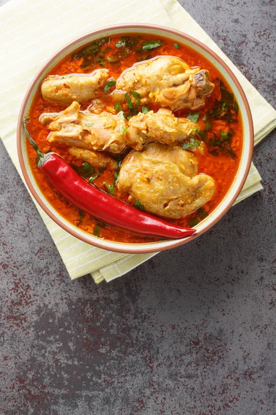Spicy Indian Malvani Chicken Curry Closeup Bowl Table Vertical Top — Stock Photo, Image