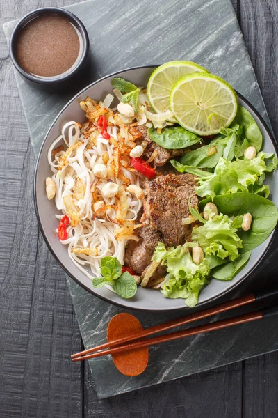 Vietnamese Beef Noodle Salad Pho Tron Closeup Plate Wooden Table — Stock Photo, Image