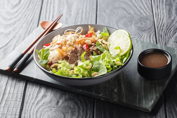 フォーボートロンベトナムの牛肉麺サラダ木製のテーブルの上にボウルにクローズアップ 水平線 — ストック写真