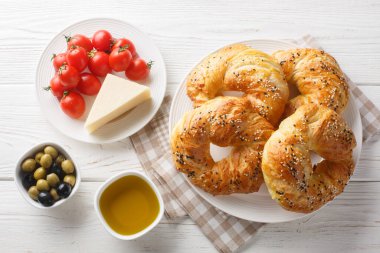 Peynirli, siyah zeytinli, domatesli ve peynirli taze komalı Türk pastası. Yukarıdan yatay üst görünüm