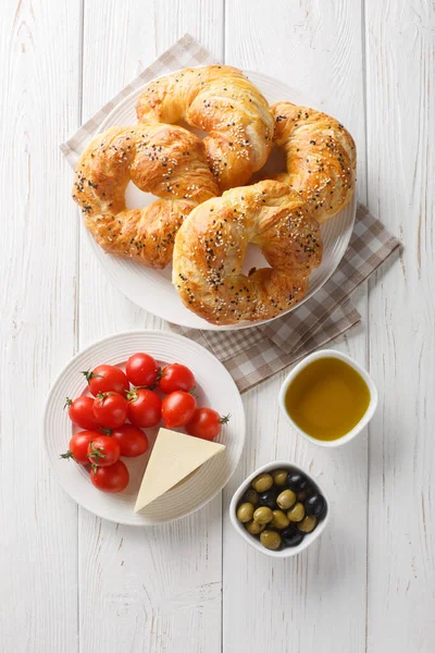 Türkische Brotringe Acma Serviert Mit Tomaten Käse Olivenöl Und Olivenöl — Stockfoto