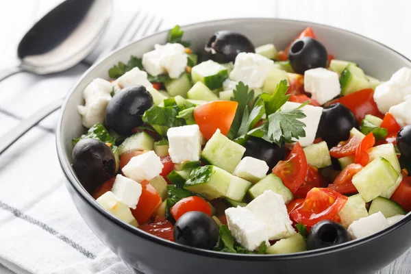 土耳其牧羊人沙拉是一道美味的菜 用新鲜蔬菜如甜椒 西红柿和奶酪在木制桌子上的碗里做特写 横向A — 图库照片