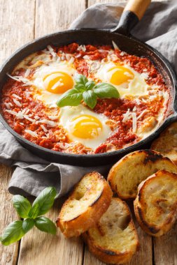 Ahşap arka planda arafta yumurtalı kızartma tavası. Dikey