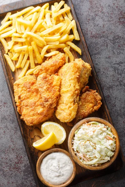 Fish Fry Gaat Vergezeld Van Koolsla Patat Tartaarsaus Close Het — Stockfoto