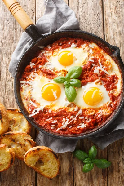 연옥에 계란은 식탁에 수있도록 곁들인 이탈리아 요리이다 수직으로 — 스톡 사진