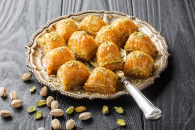 Koyu ahşap arka planda şam fıstıklı geleneksel Türk baklavası. Yatay