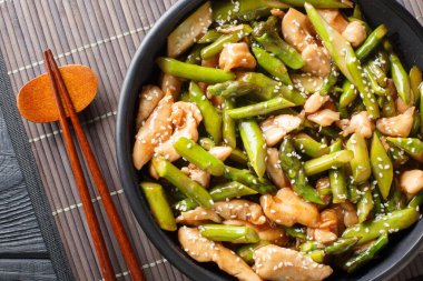 Çin usulü kızarmış tavuk fileto, kuşkonmaz ve sehpanın üstünde susam kaplaması. Yukarıdan yatay üst görünüm