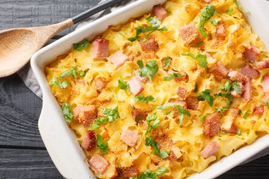 Pastırmalı ve peynirli kremalı makarna. Masanın üstündeki fırın tabağına yakın plan. Yukarıdan yatay üst görünüm