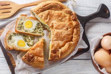 Geleneksel İtalyan Paskalya pastası ya da turtayı ıspanak, ricotta ve yumurtaların tamamını masanın üzerindeki tahta tahtaya yakın kondurarak paylaştırdım. Yukarıdan yatay üst görünüm