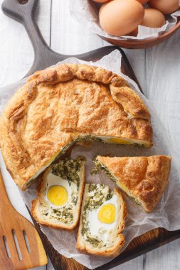 Ev yapımı Torta Pasqualina yeşil, ricotta, yumurta ve peynirli geleneksel bir Ligurian Paskalya turtasıdır. Yukarıdan dikey üst görünüm