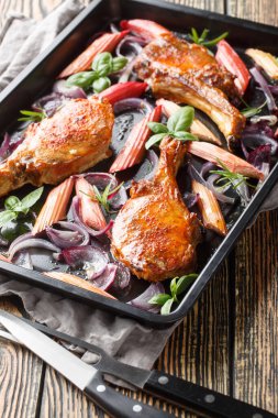 Fırında domuz pirzolası, karamelli soğan ve fırında pişirme tepsisi. Dikey