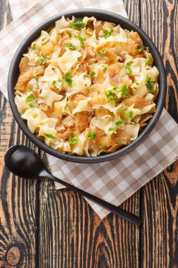 Krautfleckerl, makarnalı erişte ve karamelli lahanadan yapılmış geleneksel Avusturya yemeğidir. Yukarıdan dikey üst görünüm