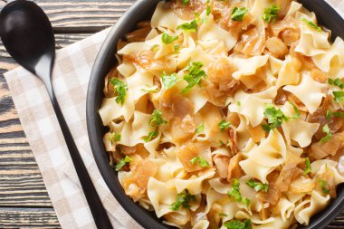 Beyaz lahanadan yapılmış Krautfleckerl, Fleckerl eriştesi, masada karamelli soğan kapağı. Yukarıdan yatay üst görünüm