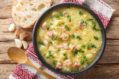 Kulesh, Zaporizhian Kazakları tarafından popüler hale getirilen Ukrayna yemeğidir. Bu çömlek, darı, salo, patates ve soğandan yapılmıştır. Yukarıdan yatay üst görünüm