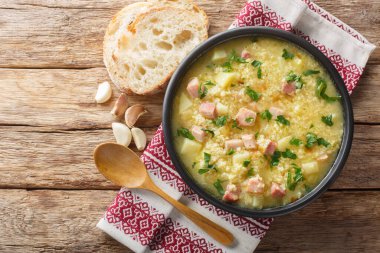 Ukrayna mutfağından fırlamış darı, patatesi, soğanı ve yakın plan domuz pastırmasını masaya koy. Yukarıdan yatay üst görünüm