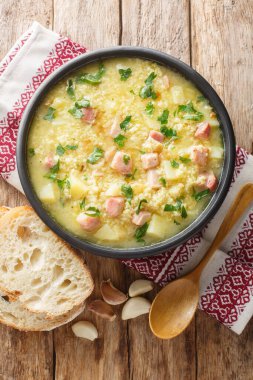 Ukrayna Kazağı kalın darı çorbası ve masanın üstünde yakın plan çıtırtılar var. Yukarıdan dikey üst görünüm