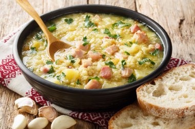 Ukrayna Kazağı kalın darı çorbası ve masanın üstünde yakın plan çıtırtılar var. yatay