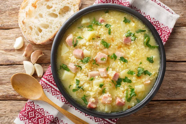 Kulesh, Zaporizhian Kazakları tarafından popüler hale getirilen Ukrayna yemeğidir. Bu çömlek, darı, salo, patates ve soğandan yapılmıştır. Yukarıdan yatay üst görünüm