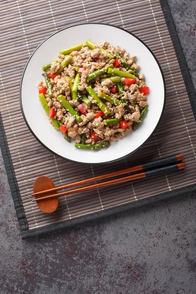 Kızarmış kuşkonmaz, kıymalı, susamlı ve biberli. Tabağın üzerine yakın plan. Yukarıdan dikey üst görünüm