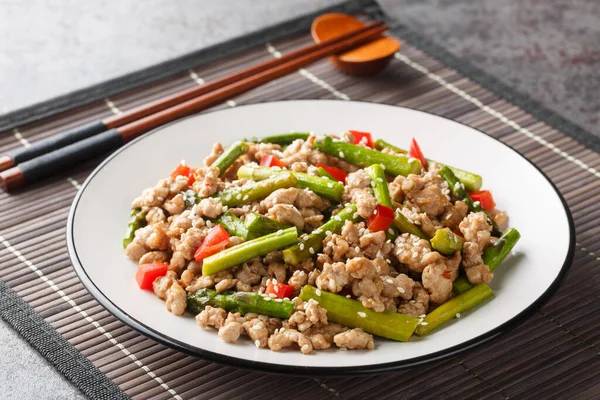 Asya usulü kızarmış domuz kıyması, kuşkonmaz, sarımsak, acı biber, soya sosu ve masada susam sosu. Yatay