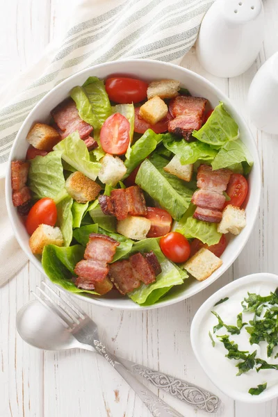 Blt Salade Geladen Met Verse Sla Knapperig Spek Heldere Tomaten — Stockfoto