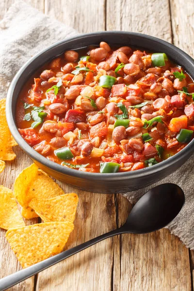 墨西哥卡洛豆或Frijoles Charros与熏肉 西红柿 火腿和墨西哥土豆条的特写在桌上的碗上 Vertica — 图库照片