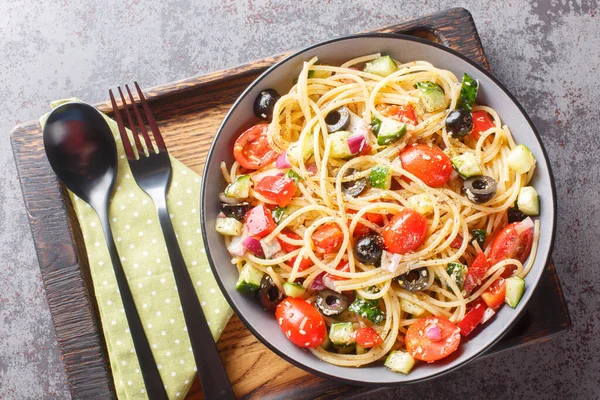 加利福尼亚的意大利面沙拉里塞满了新鲜蔬菜 在桌上的碗里涂满了意大利风味的调料 从Abov的水平顶部视图 — 图库照片