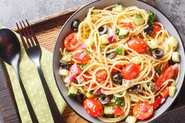 Spaghetti Mit Oliven Tomaten Zwiebeln Gurken Und Paprika Aus Nächster — Stockfoto