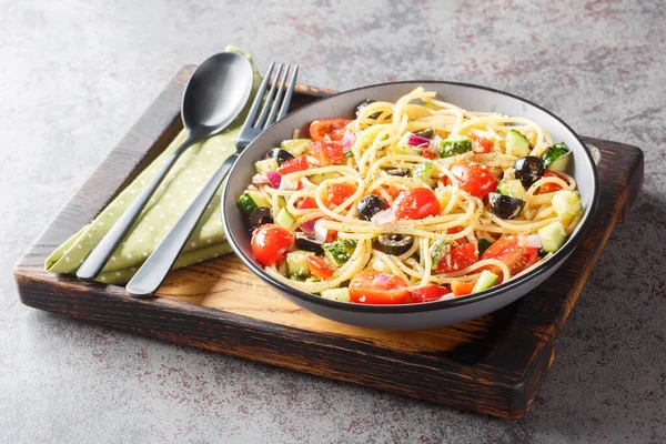 加州的意大利面沙拉是一种经典的清淡意大利面沙拉 桌上的碗上有新鲜蔬菜 如胡椒粉 西红柿 洋葱和黄瓜 横向A — 图库照片