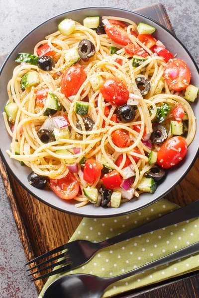 Studený Italský Špagetový Salát Čerstvými Zeleninami Spoustou Lahodného Dresinku Misce — Stock fotografie