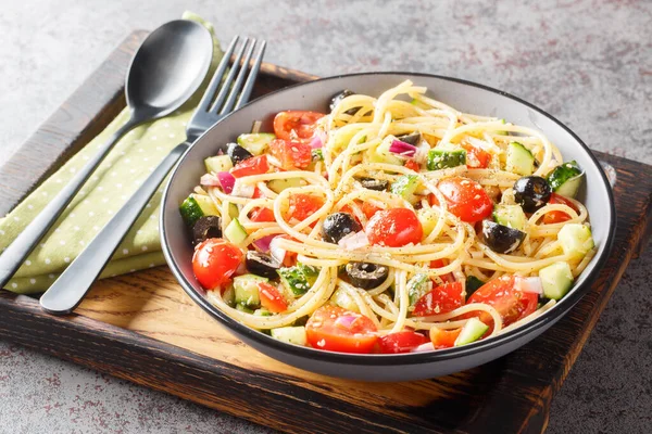 加利福尼亚的意大利面沙拉里塞满了新鲜蔬菜 在桌上的碗里涂满了意大利风味的调料 横向A — 图库照片