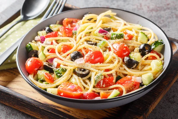 Spaghetti Pasta Olives Tomatoes Onions Cucumbers Bell Pepper Close Bowl — Stock Photo, Image
