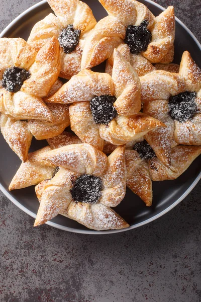 stock image Joulutorttu Tahtitorttu Finnish Pinwheel Shaped Christmas Tarts close-up in a plate on a table. Vertical top view from abov