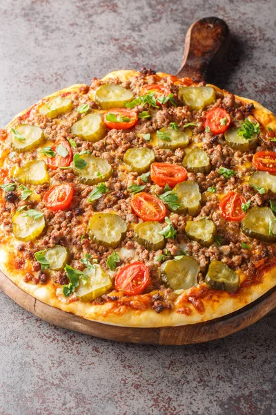 Pizza Hambúrguer Gordo Caseiro Com Picles Carne Closeup Tomate Tábua — Fotografia de Stock
