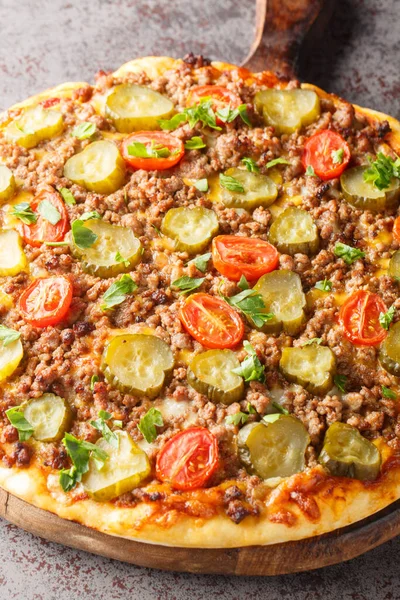 Pizza Quente Com Carne Moída Tomates Pepinos Conserva Queijo Close — Fotografia de Stock