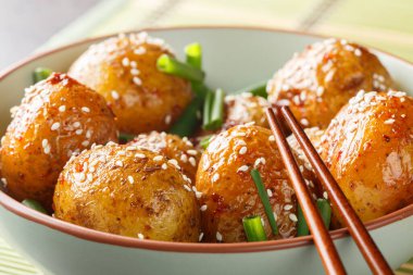 Gamja Jorim, tatlı soya ve susam sosunda haşlanmış patateslerden oluşan basit bir Kore patates çeşnili banço tabağı. Yatay