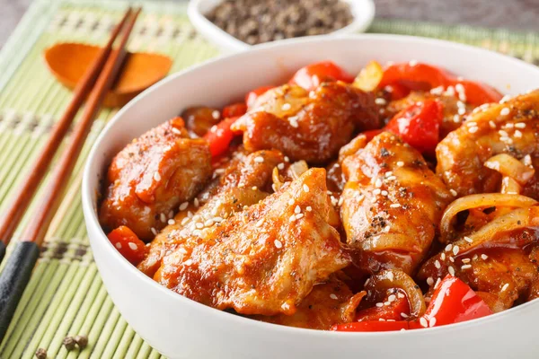 黑胡椒鸡 是一种快速 容易搅拌的炸鸡 用鸡肉 洋葱和辣椒调味的牡蛎酱汁和大量的黑胡椒密闭在桌上的碗 横向A — 图库照片