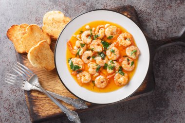 Tahtaya sarımsaklı Gambas Al Ajillo 'lu Lezzetli Karidesler. Yukarıdan yatay üst görünüm