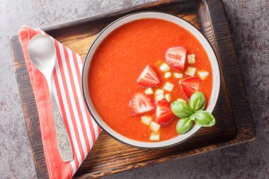 Domates ve çilekli gazpacho çorbası. Masanın üzerinde tahtaya yakın plan. Yukarıdan yatay üst görünüm